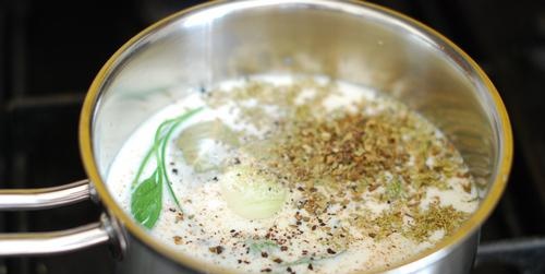 Talong kaserol na may béchamel sauce na may Provencal herbs