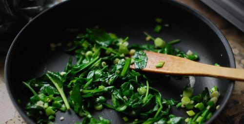 Filodeegtaart met zoete aardappel, zalm en spinazie