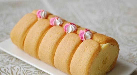 Savoyardi-biscuitbroodje gevuld met pudding en banaan