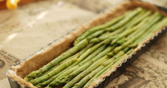 Asparagus at tarragon pie