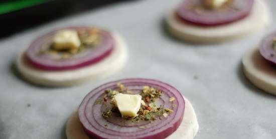 Onion buns on puff pastry