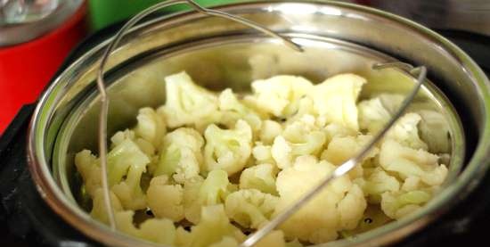 Cavolfiore al forno con salsicce, pesto e mozzarella