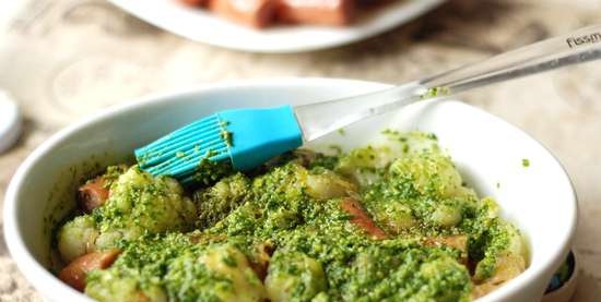 Coliflor al horno con salchichas, salsa pesto y queso mozzarella