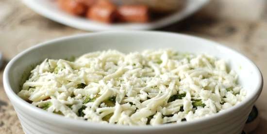 Cavolfiore al forno con salsicce, pesto e mozzarella