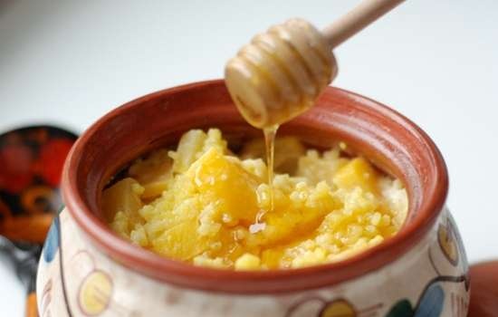 Gachas de mijo con nabos en una olla