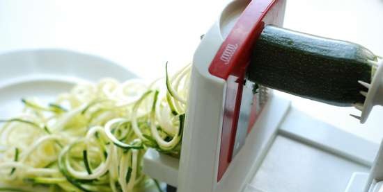 Salmon na may orange na sarsa, zucchini spaghetti at avocado