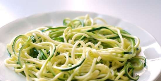 Salmone con salsa all'arancia, spaghetti alle zucchine e avocado