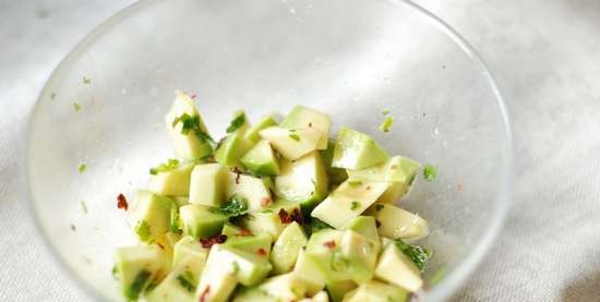 Zalm met sinaasappelsaus, courgettespaghetti en avocado