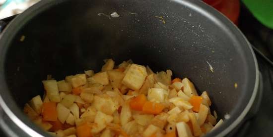 Sopa de fonoll, api, carbassa i puré de pera amb formatge blau