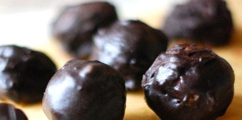 Dulces de garbanzos con dátiles en chocolate