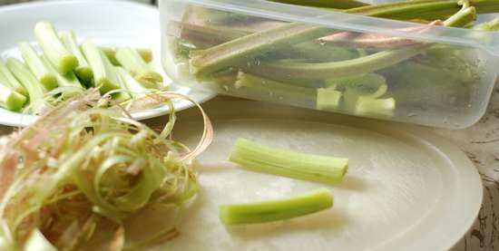 Marmellata di rabarbaro con succo d'arancia e cardamomo