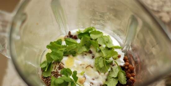 Cold cream na sopas na may lentil, yoghurt at cilantro