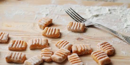 Gresskar gnocchi med mynte oransje pesto