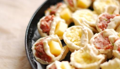 Torta di pasta sfoglia con carne macinata e formaggio