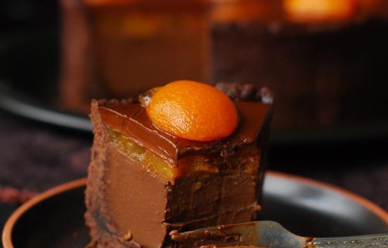 Bánh tart sô cô la với mơ và bánh mousse tinh tế từ Andy Chef