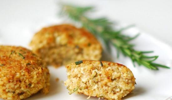 Quinoa kotlety s mandlemi, rozmarýnem a dijonskou hořčicí