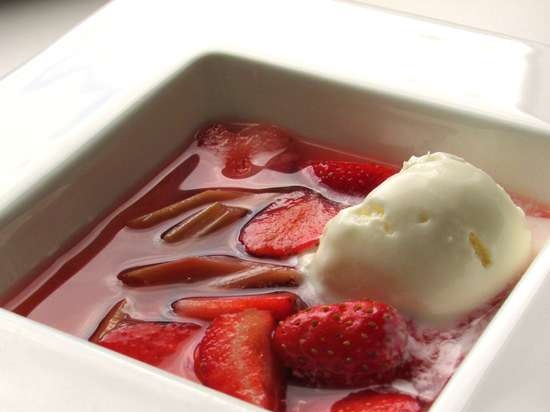 Ang Rhubarb consommé na may mga strawberry at black elderberry sorbet