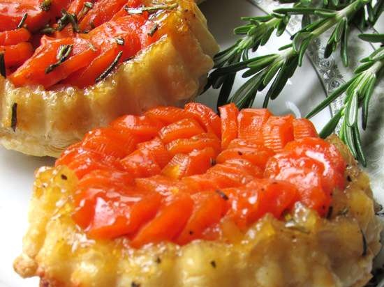 Puff pastry tarts with carrots, honey and rosemary