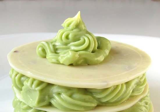 Millefeuil of white chocolate with avocado cream