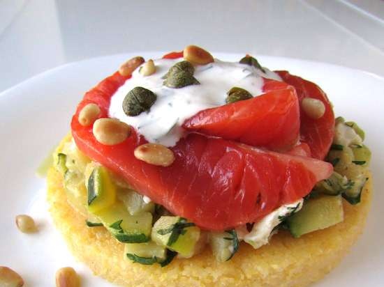 Salmone con polenta e zucchine