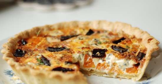 Quiche with pumpkin, marmalade and blue cheese