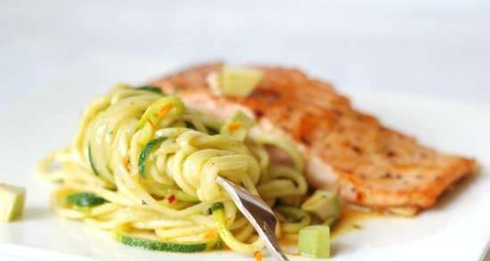 Salmone con salsa all'arancia, spaghetti alle zucchine e avocado