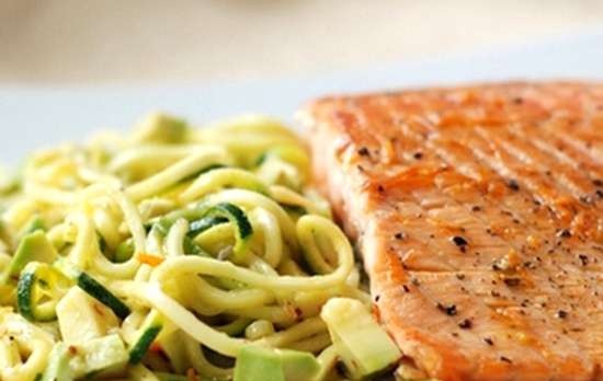 Salmon na may orange na sarsa, zucchini spaghetti at avocado