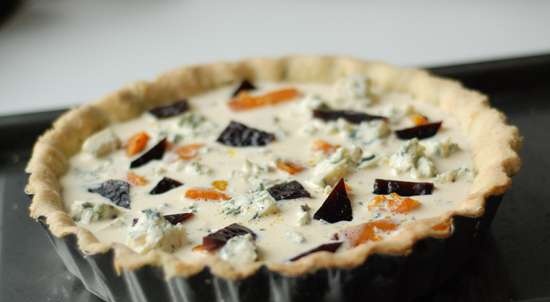 Quiche with pumpkin, marmalade and blue cheese