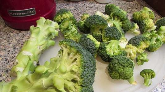 Tagliatelle di broccoli con pinoli, aglio e formaggio