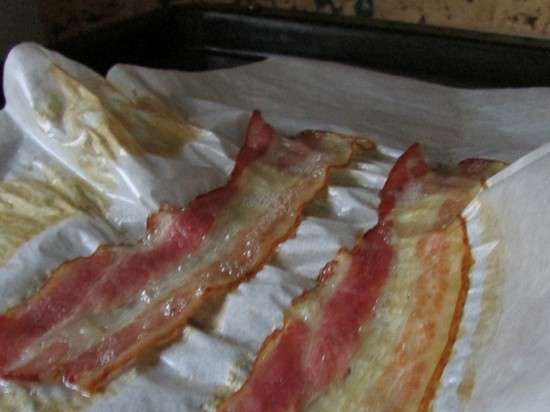 Biscuits with dried bananas and bacon