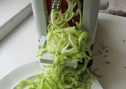 Tagliatelle di broccoli con pinoli, aglio e formaggio