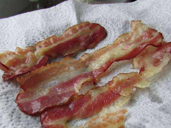 Biscuits with dried bananas and bacon