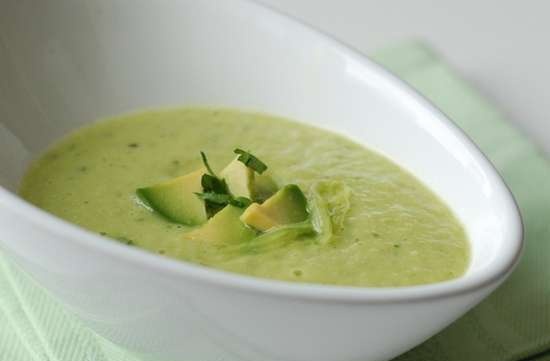 Zuppa calda di crema di cetrioli e avocado