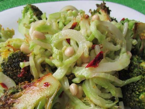 Tagliatelle di broccoli con pinoli, aglio e formaggio