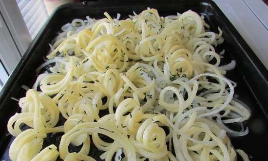 Tagliatelle di broccoli con pinoli, aglio e formaggio