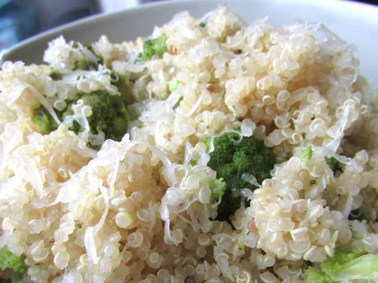 Quinoa na may brokuli at keso sa isang multicooker Steba DD2