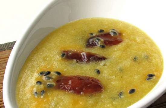 Zuppa di ananas con datteri e frutto della passione