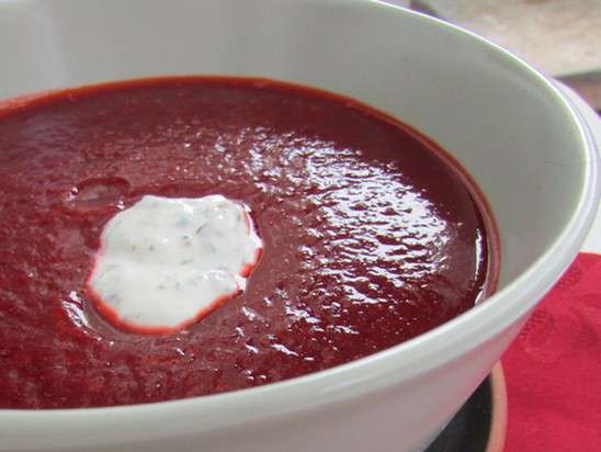 Sopa picante de remolacha con arándanos y jengibre