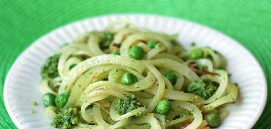 Espaguetis de patata amb pèsols verds i salsa pesto