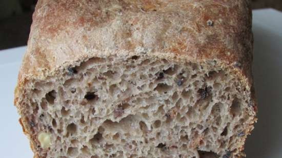 Pane di grano saraceno con semi di papavero, semi di lino, noci