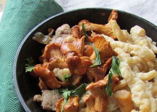 Taitei de chanterelle cu slănină (Spaetzle mit Pfifferlingen und Speck)