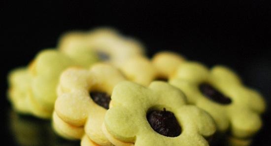 Shortbread with ganache and matcha tea