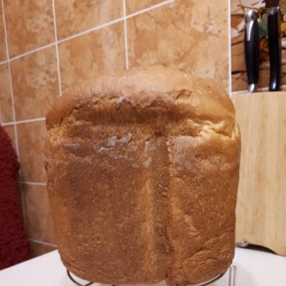 Pan de mantequilla hecho de harina de 1 grado en una panificadora