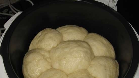 Pampushki with garlic (baking in the Brand 6051 multicooker-pressure cooker)