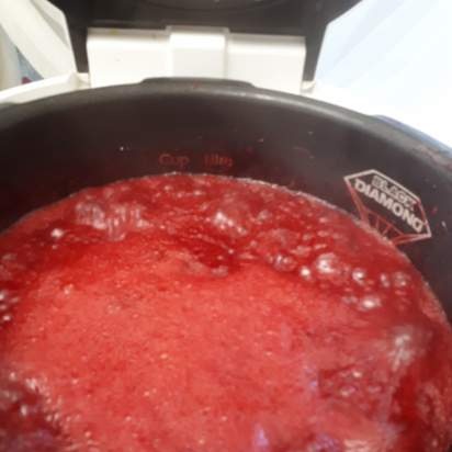 Gelatina di ribes rosso in una pentola a cottura lenta Element