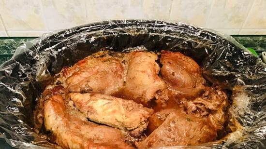 Muslos de pavo y pechuga sobre una almohada de picatostes de ajo y apio en una olla de cocción lenta Kenwood