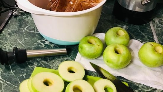 Pechuga de pato debajo de una manta de manzana en una olla de cocción lenta Kenwood