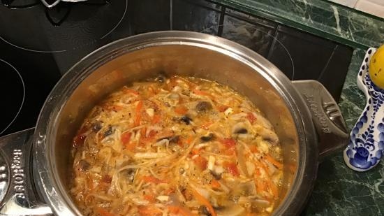 Zuppa leggera di cavolo cappuccio con crauti e funghi prataioli