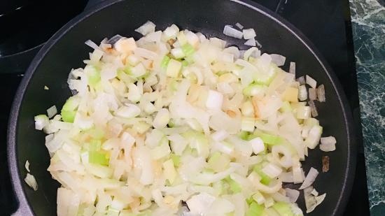 Cosce e petto di tacchino su un cuscino di crostini all'aglio e sedano in una pentola a cottura lenta Kenwood