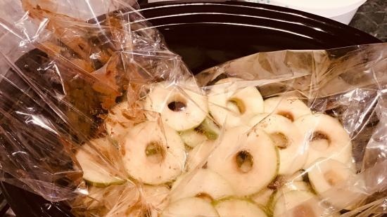 Pechuga de pato debajo de una manta de manzana en una olla de cocción lenta Kenwood